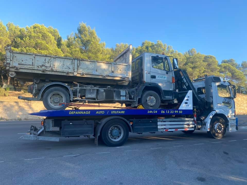 Assistance remorquage 13 pour enlever une épave à Marseille